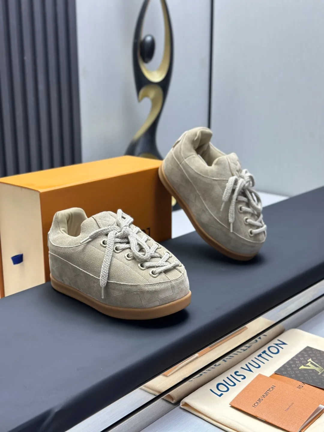 👟👟Ex-factory price 720👟👟 Top version LV-Louis Vuitton-Bread Catwalk New Style 1:1 development replica of the original version! ! The upper foot is very comfortable. It is made of luxurious materials and fine workmanship. The midsole is printed with English letters "Made in Europe". The upper is made of calfskin imported from Italy. The side is decorated with the brand's LOGO and signature. The latest latex foot pads and mesh lining make the foot feel super comfortable. The original two-color TPU combination outsole is specially provided by the original factory. Bag technology Goodyear stitched edges Fabric: Exclusive customized first-layer cowhide Accessories: Exclusive private model Vuitton logo, lining: Customized silk mesh lining - first-layer silk cowhide lining Outsole: TPU combination outsole wear-resistant, non-slip and anti-yellowing Foot pads: new latex pads-mesh sweat-absorbent Counter technology: fully computerized sewing machine wire drawing Toe box back cover Hot and cold shaping Full set of pull-top lasts with medium and low logo patterns Counter packaging - Shoelaces, certificates, cards, instructions, certificates, dust bags, the most complete packaging on the entire network, women's models 35-40 men's models are under development